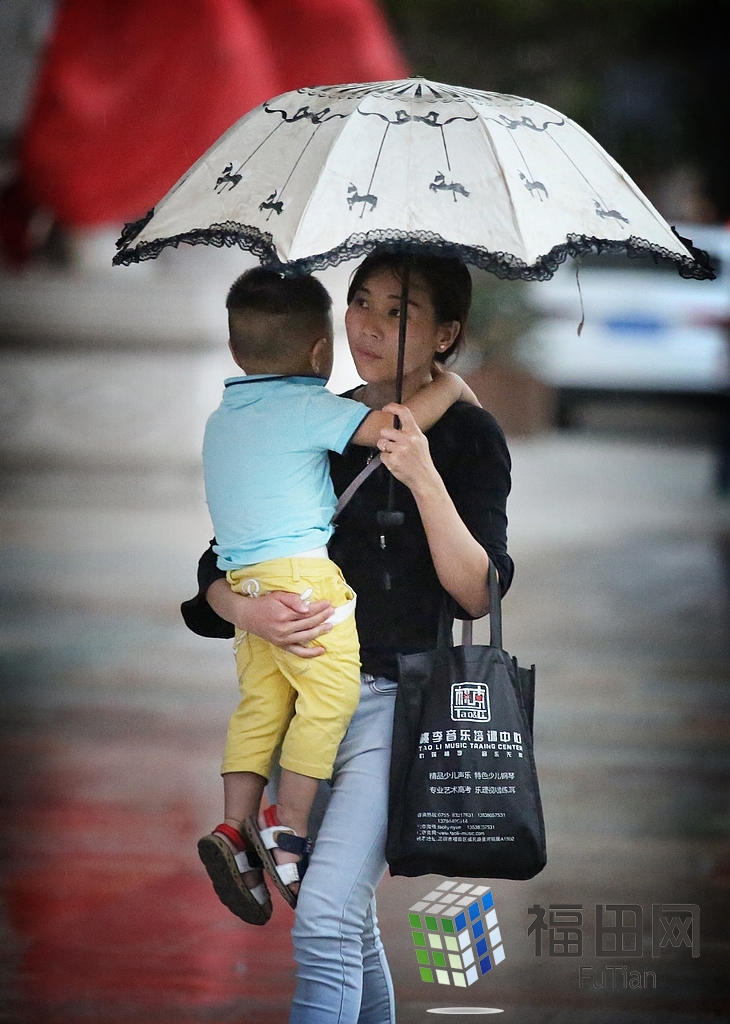 母亲为孩子撑伞图片图片